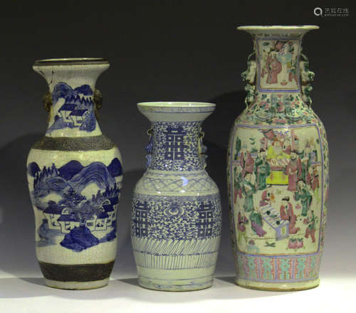 A Chinese blue and white crackle glazed porcelain vase, late Qing dynasty, the ogee baluster body