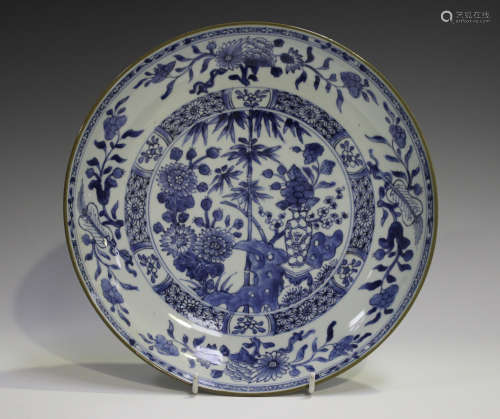 A Chinese blue and white export porcelain circular saucer dish, Qianlong period, the centre