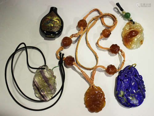 A Chinese agate pendant, carved and pierced with a fish and weeds, length 4.5cm, together with a