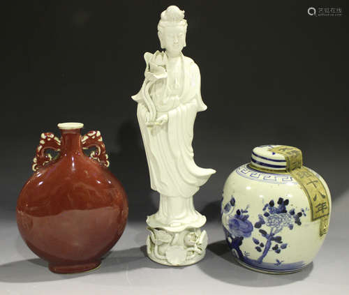 A Chinese blue and white porcelain ginger jar and cover, early 20th century, the body painted with