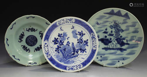 A Chinese blue and white porcelain dish, late 19th century, painted with a bird perched on a rock