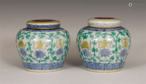 PAIR OF CHINESE CLASHING COLOR PORCELAIN JARS