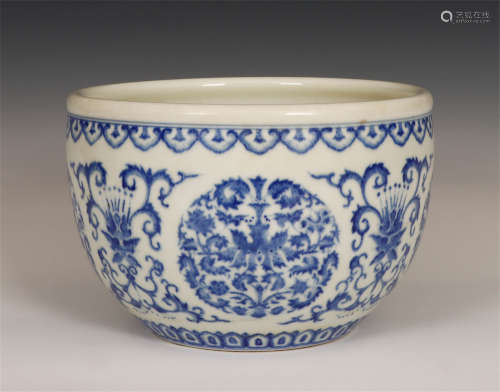 CHINESE BLUE&WHITE PORCELAIN JAR WITH FLOWER DESIGNS