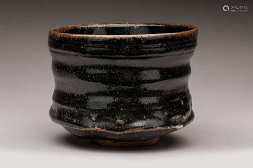 JAPON. Chawan Tsutsu, chawan d’hiver, Kuro Seto, …