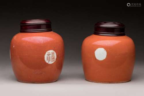 CHINE. Deux petits pots couverts en porcelaine, f…