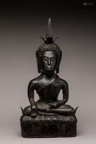 LAOS. Bouddha en bronze assis en « Dhyanasana » s…
