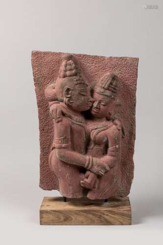 INDE. Pierre sculpté, polychromie. Stèle sculpté…