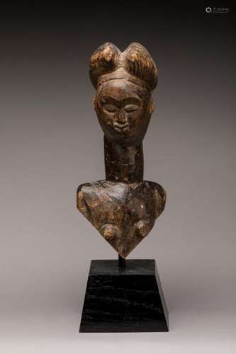 PUNU, Gabon. Bois, patine brune. Statue en buste…