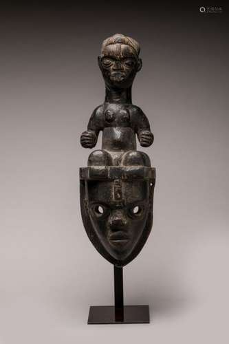 OGONI, Nigéria. Bois, patine noire. Masque anthr…