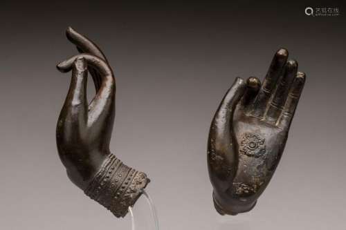 THAILANDE. Deux mains de Bouddha en bronze. Epoq…