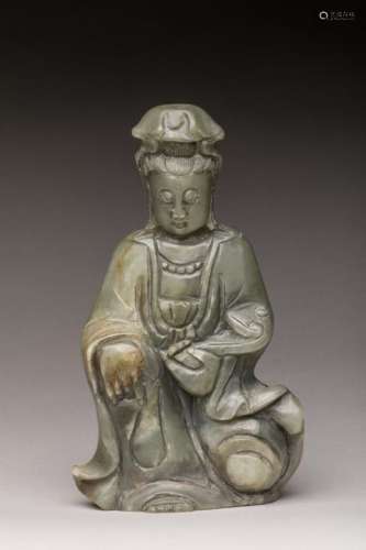CHINE. Statue en jade représentant une Guanyin as…