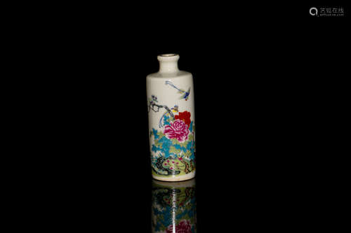 Chinese Famille Rose Snuff Bottle