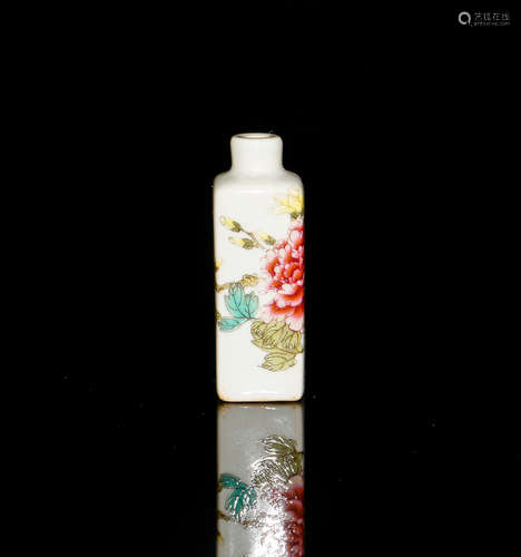 Chinese Famille Rose Snuff Bottle