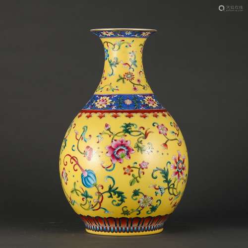 A Chinese Porcelain Yellow Glazed Vase