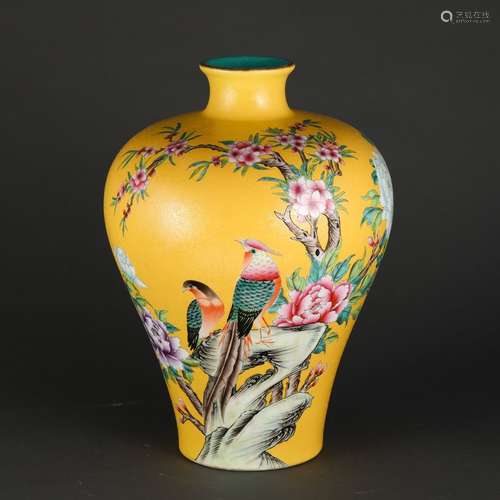 A Chinese Porcelain Yellow Glazed Vase