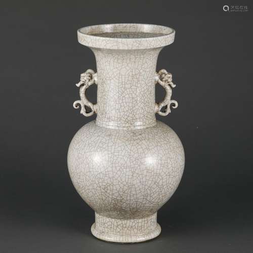 A Chinese Guan Kiln Porcelain Vase