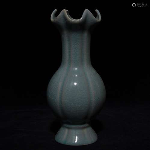 A Chinese Ru Kiln Porcelain Vase