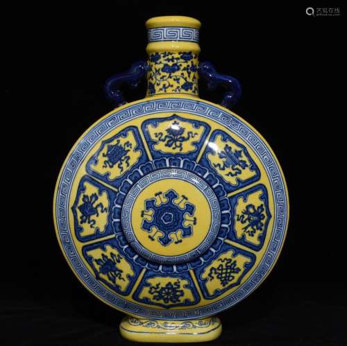 A Chinese Porcelain Blue&White Yellow Glazed Oblate Vase