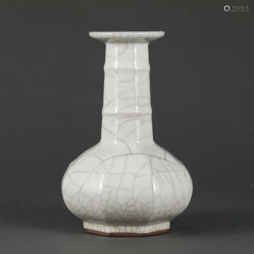 A Chinese Ru Kiln Porcelain Vase