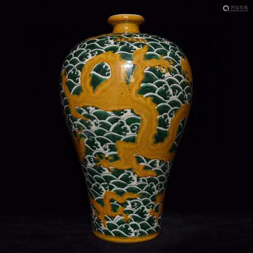 A Chinese Porcelain Three-Colored Meiping Vase