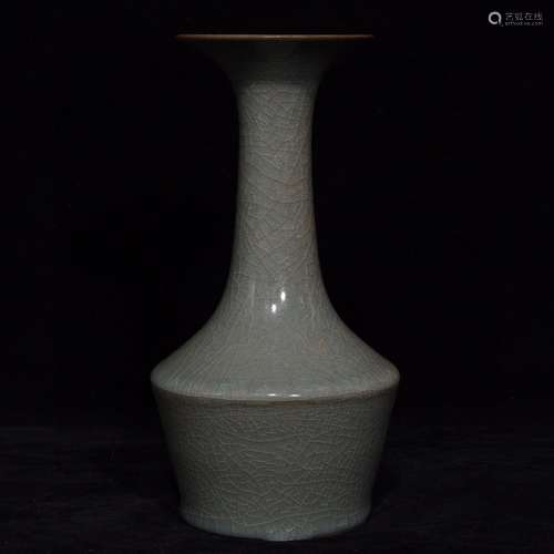 A Chinese Guan Kiln Porcelain Long-Neck Vase