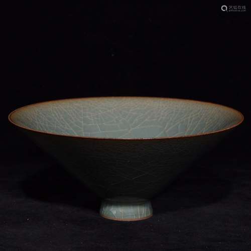 A Chinese Guan Kiln Porcelain Bowl