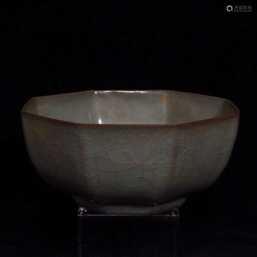 A Chinese Guan Kiln Porcelain Bowl