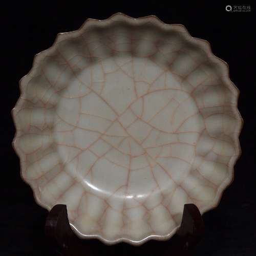 A Chinese Guan Kiln Porcelain Plate