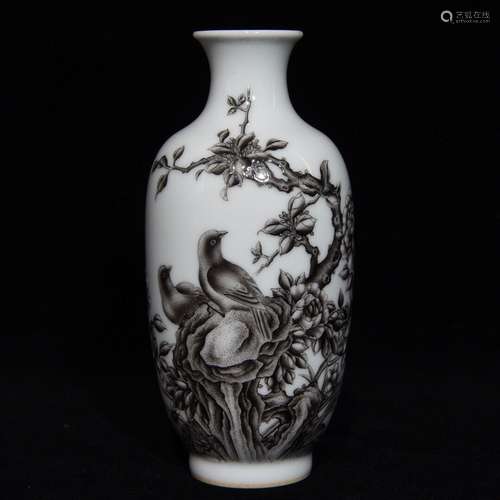 A Chinese Porcelain Ink-Painting Small Bottle