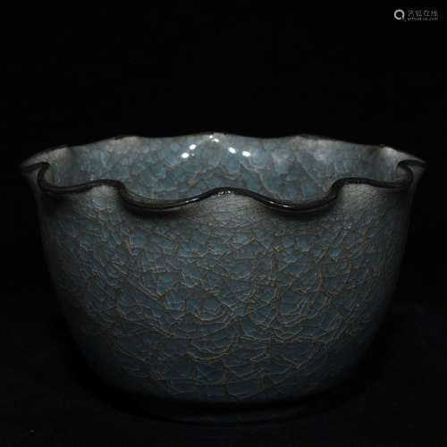 A Chinese Guan Kiln Porcelain Bowl