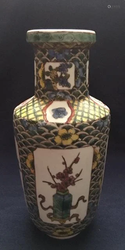 Chinese Wucai Porcelain Vaze, marked Qing Kangxi period