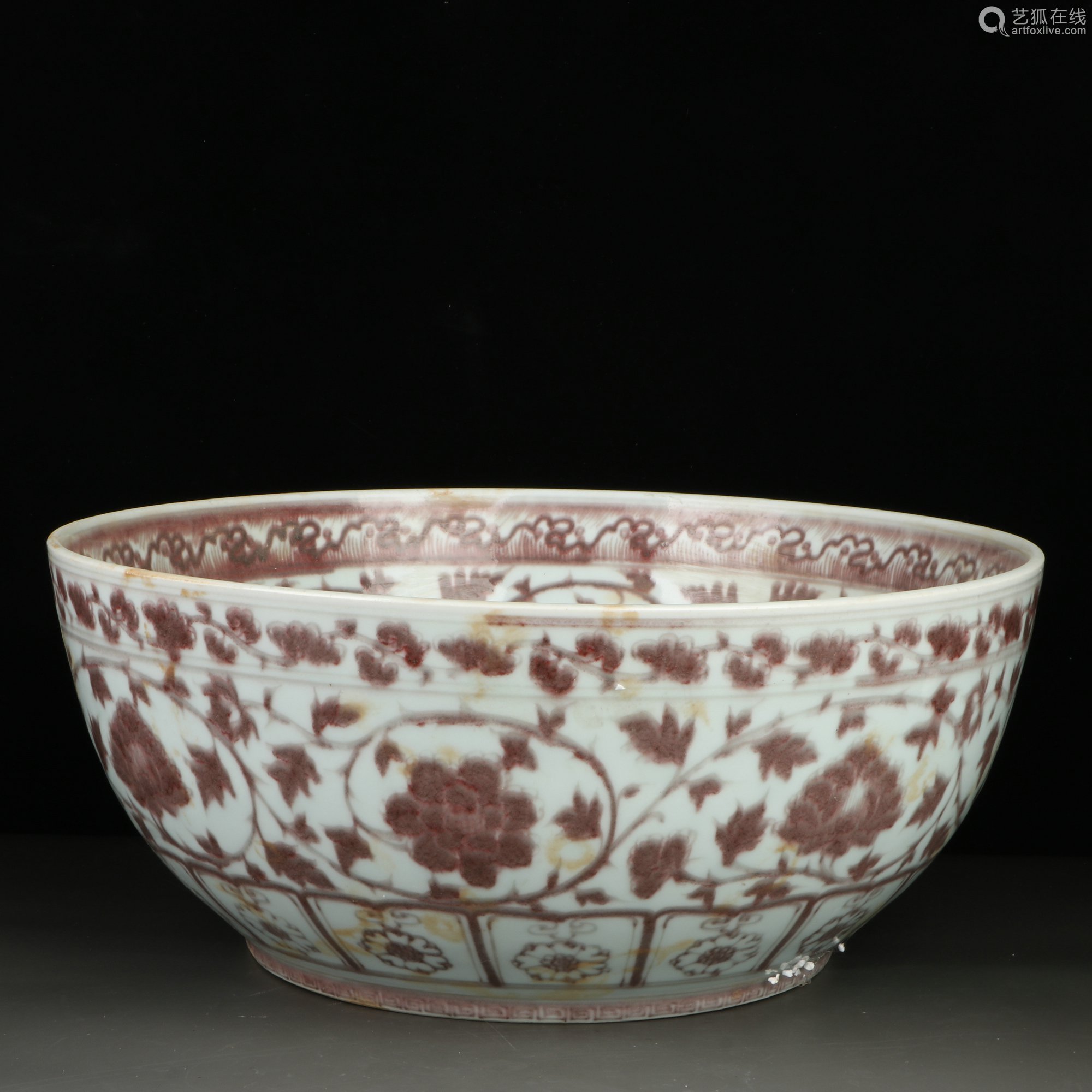 釉里红花卉大碗