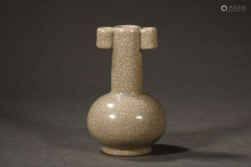 A Porcelain Ge Kiln Ear-Vase