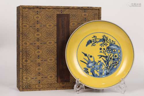 A Porcelain Yellow Glazed Blue&White Floral Plate