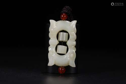 A Hetian Jade Dragon Carved Pendant