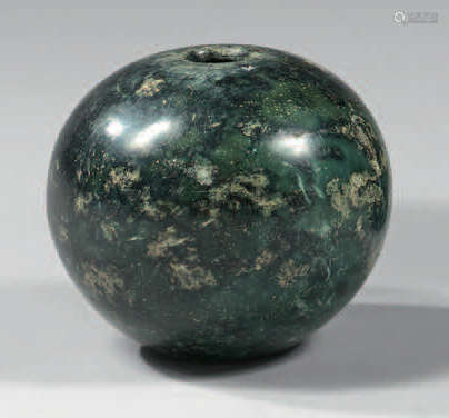 Masse globulaire en pierre verte. Iran du Nord ou …