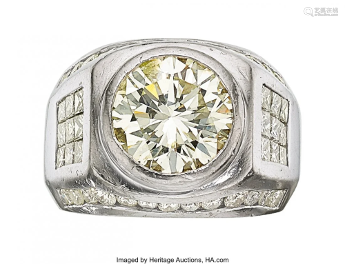55132: Gentleman's Diamond, Platinum Ring The ring fe