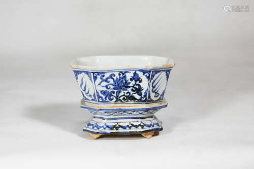 Chinese Blue And White Porcelain Square Brush Washer In Yuan Dynasty