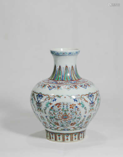 Chinese Qing Dynasty Qianlong Period Doucai Flower Pattern Porcelain Bottle