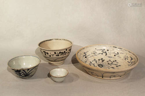 A group of four Vietnamese bowls,