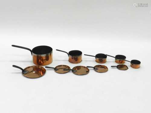 A graduated harlequin, or composite, set of 5, late 19th/early 20th century copper saucepans, the