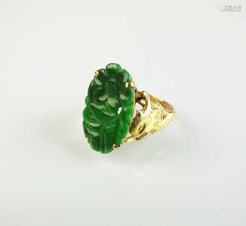 A 14ct gold jade ring