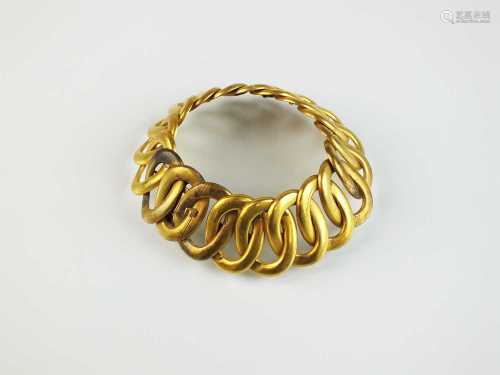 A yellow metal entwined oval link bracelet