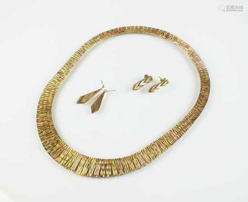A 9ct tri-coloured gold graduated fringe necklace