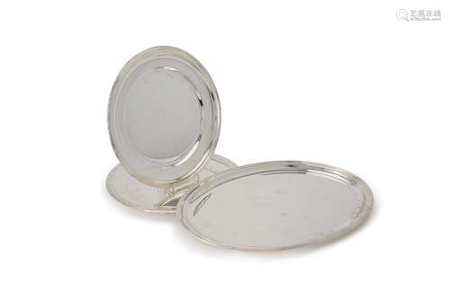 An Italian silver coloured oval meat plate and two matching circular serving plates by Di Cristofalo