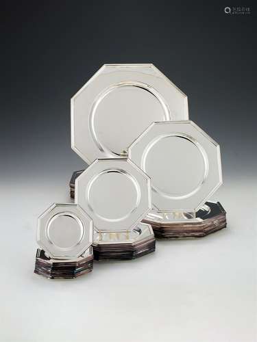 A modern Italian silver coloured octagonal table service of plates by Bruno e Cesare Zaramella e Fig