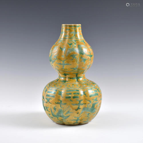 Ming Jiajing Dragon Yellow Lobbed Gourd bottle