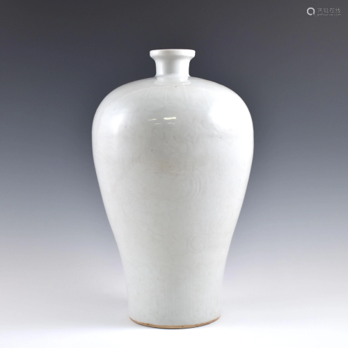 Ming Blanc De Chine Sgraffito Dargon Meiping jar