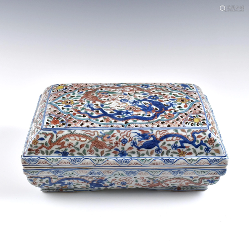 Ming Wanli Wucai dragon porcelain box