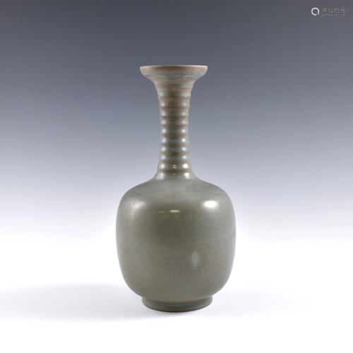 Song Ge ware ribbed neck bottle vase
